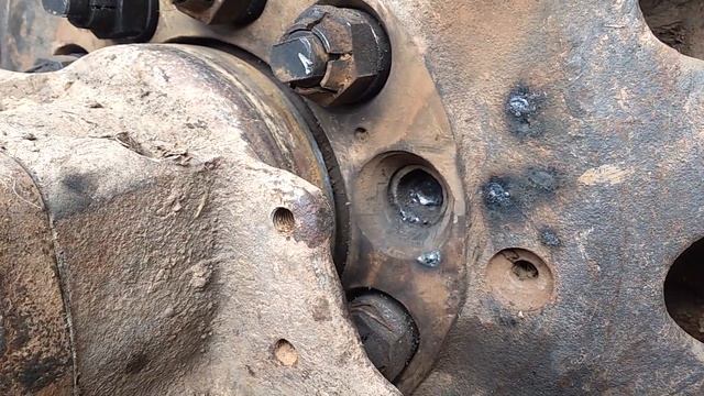 Срезало шпильки звёздочки бульдозера. Опять ремонт! смотреть онлайн