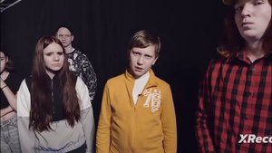 дерзкий поцеловал Полину.
