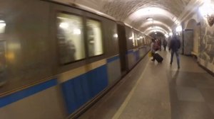 Прибытие метропоезда Русич на станцию Метро Курская 30.10.2016