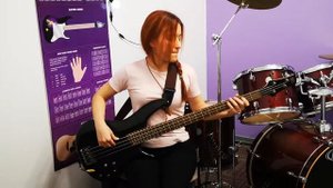 Девушка играет на бас гитаре All about the bass