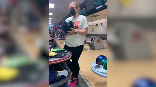 VLOGMAS DAY 10|| Friday night BOWLING!! смотреть онлайн