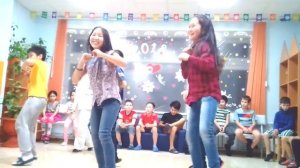 Танец все танцуют локтями