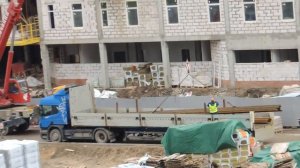 Длинномер бортовой, везет железо на стройплощадку а Автокран поднимет его на крышу.