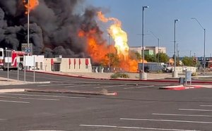 Сильный пожар возник на складе с газовыми баллонами в американском Финиксе