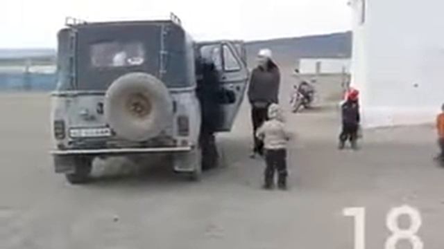 Очень много детей в машине. Нереально много смотреть онлайн