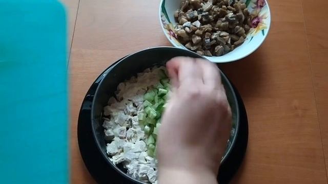 Салат с грибами курицей и копченой грудкой Салат на Новый Год