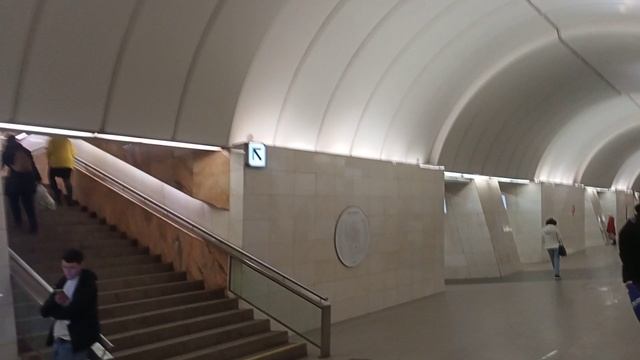 Московская станция Петровско-Разумовская: спуск в метро и обзор станции.