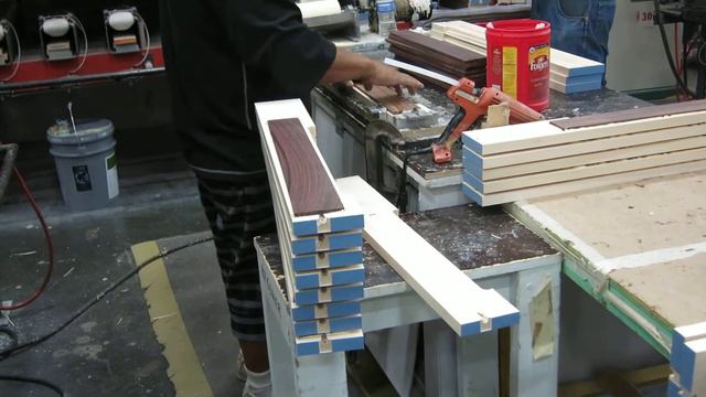 Visita de FAmusic a la Fabrica de Fender en Corona California смотреть онлайн