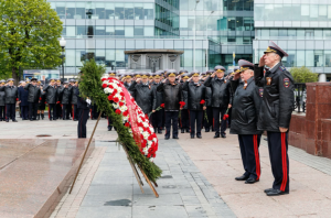 Накануне празднования Дня Победы делегация МВД России возложила венки и цветы к воинским мемориалам
