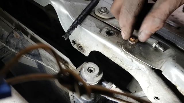 СВАРКОЙ ОТКРУЧИВАЕМ ЗАКИСШИЙ И ОТЛОМАННЫЙ БОЛТ ЗА 2 МИНУТЫ смотреть онлайн