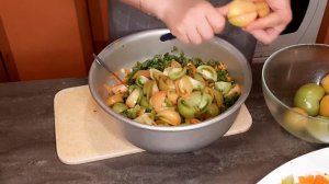 солёные зелёные помидоры с зеленью на зиму