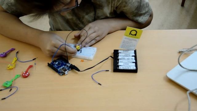 Интерактивная схема с arduino. Тактовая кнопка, светодиод и провода. смотреть онлайн
