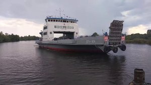 Паром СП-101 отходит от берега