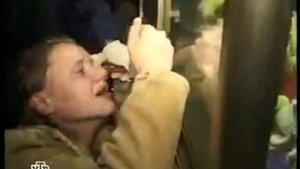 У ДЕВУШКИ ЗАСТРЯЛА РУКА В ИГРУШЕЧНОМ АВТОМАТЕ!!!