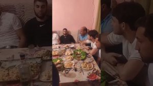 поёт мой отец януш плащун  и мой дядька Коля плащун ты жива еше моя старушка