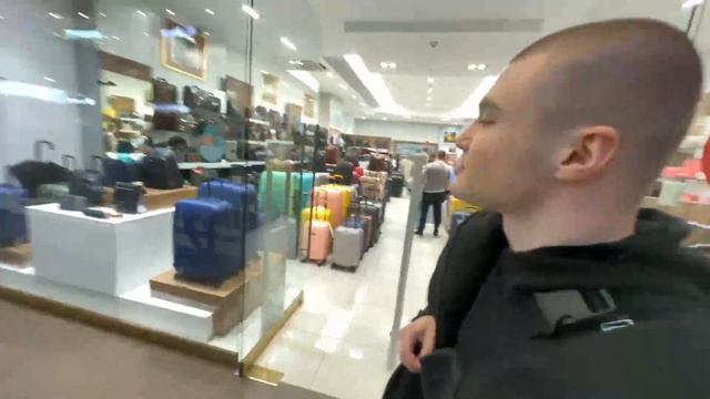 СБОМБА ОДЕВАЕТ ДЕРЗКО| IRL из ТЦ #twich  #дерзко #нарезки #sbomba #irl #свидание