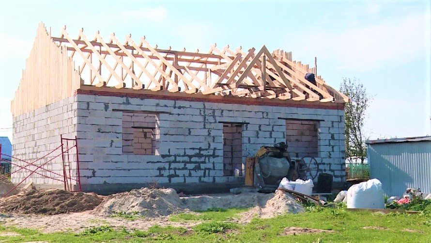 В Вате строят большой дом для семьи