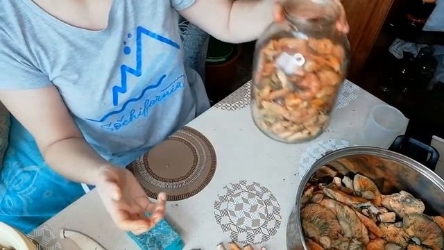 солим рыжики холодным (сухим) способом смотреть онлайн