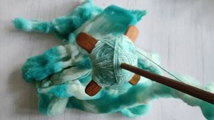 Крашу шерсть зелёнкой || Пряду || Как вязание помогает сосредоточиться