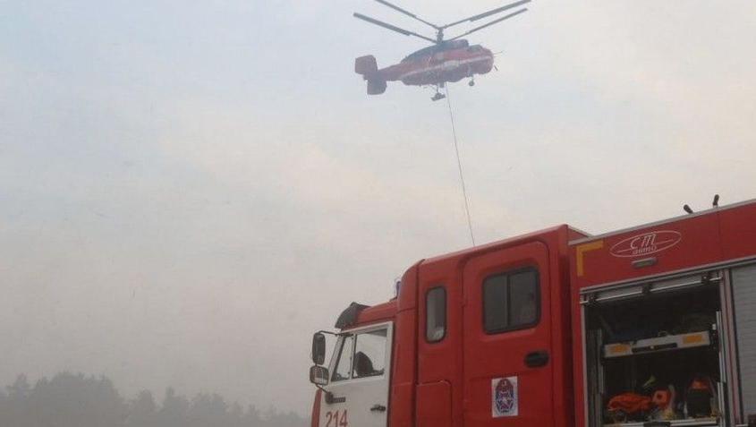 Потушить природные пожары в Рязанской области пытаются авиацией МЧС