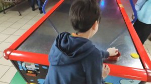 В развлекательном центре. Игровые автоматы для детей