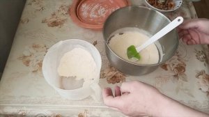 Пирог шарлотка с замороженной грушей.