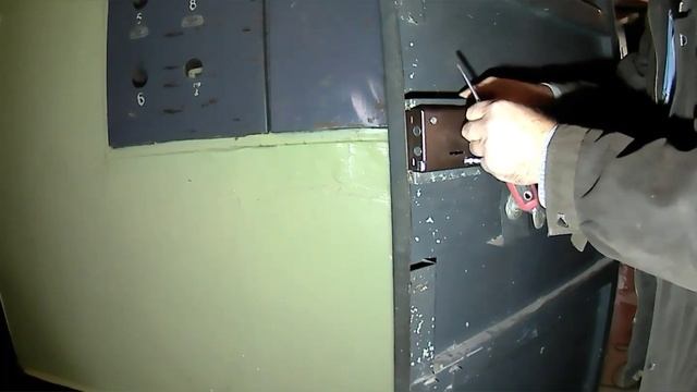 Без просверленой дыры в накладном замке его нельзя установить на железную дверь. Guru from the USSR смотреть онлайн