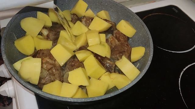 Говяжьи Рёбра с картофелем на Сковороде смотреть онлайн