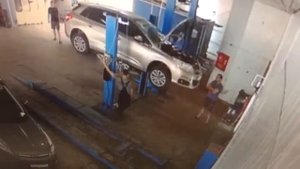 Автомобиль упал с подъемника в автосервисе астрахани