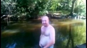 Лысый чувак показывает свой зад