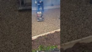 бетонная терраса под навесом.