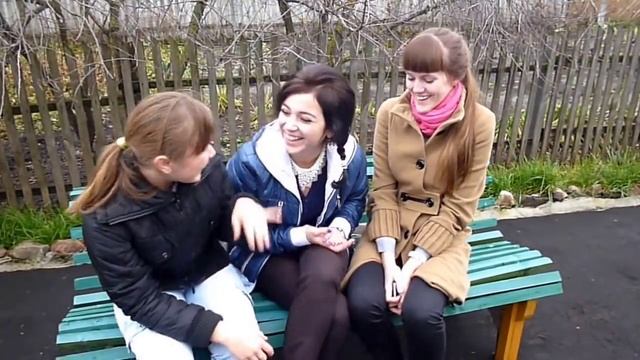 она_идет_по_тротуару смотреть онлайн