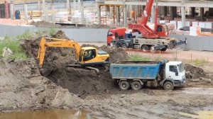 Самосвал IVECO подъезжает на загрузку к Экскаватору