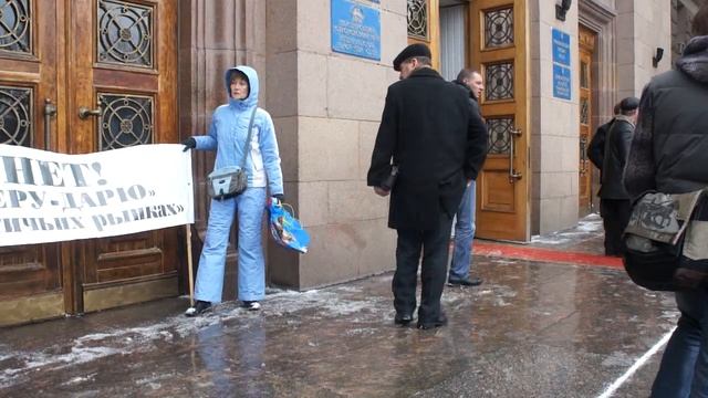 Ледовый каток на ступеньках горисполкома.MP4 смотреть онлайн