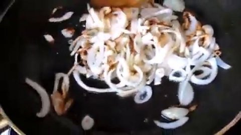 Быстрый и простой способ приготовления куриной печени. Всего три ингредиента и 10 минут времени.