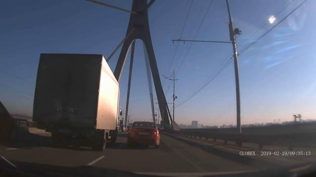 19.02.2019. Видео с дорог Киева.Смотрите такси убер и белый бус начали чудить. смотреть онлайн