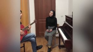 Чеченка красиво поёт под Гитару