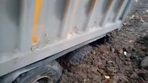 Утопил самосвал- Рено Керакс. По самые яйца)))