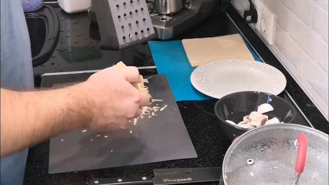 Пицца ? с курицей и грибами из покупного теста