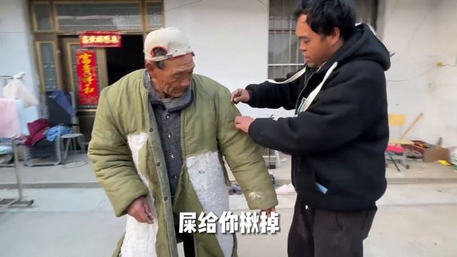 败家儿子出馊主意，让老爸假装没有腿，还真把老头送去南京要饭了 смотреть онлайн