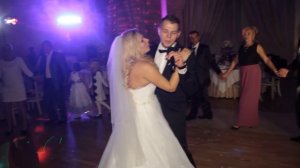 Поёт жених невесте на свадьбе