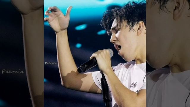 Димаш рисует музыку руками. смотреть онлайн