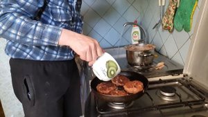 Продолжаю жарить котлеты на сковородке