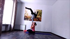 Acroyoga . Стойка на руках с партнером и опускание на пол.