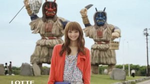 Китайская реклама жвачки  девушка на батарейках