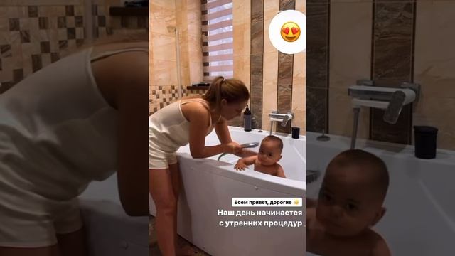 Юлия Ефременкова показала милое видео с купанием сына