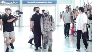 Чонгук в аэропорту .Ч.2.