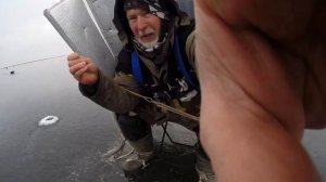 Зимняя рыбалка . Маныч.  2023 год. Процесс закорма и облова лунок от    Юрия Философа.