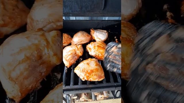 Куриные бёдрышки на самодельном смокере смотреть онлайн