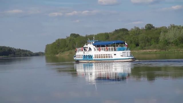 Прогулочный катер плывет по реке Оке